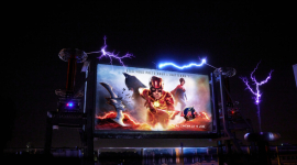 Évènement The Flash électrise les Champs-Élysées.