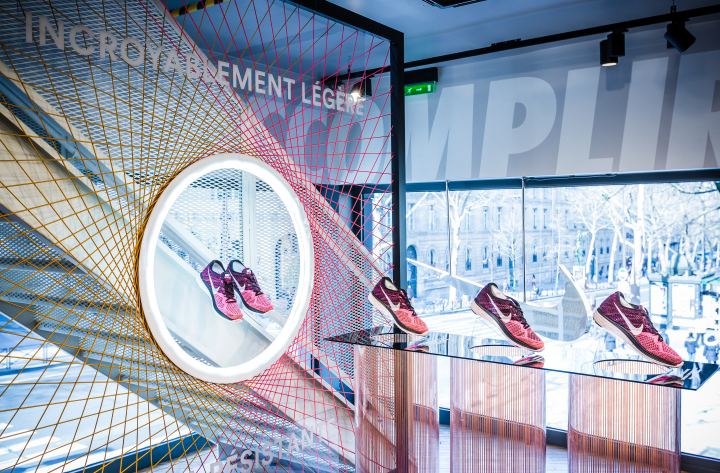 Théâtralisation : LANCEMENT DE LA NOUVELLE CHAUSSURE NIKE, FLYKNIT