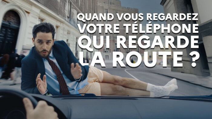 Babel + Madame Bovary : Quand vous regardez votre téléphone, qui regarde la route ?