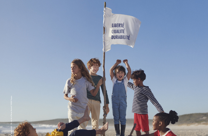 PETIT BATEAU PLANTE UN NOUVEAU DRAPEAU LIBERTÉ. QUALITÉ. DURABILITÉ.