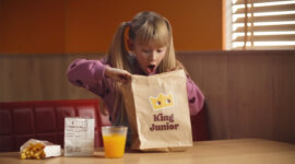 AVEC LES NOUVEAUX JOUETS DU KING JUNIOR DE BURGER KING®, VOUS ALLEZ EN PRENDRE PLEIN LES YEUX.