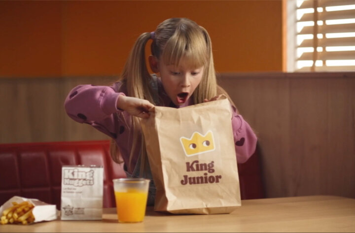 AVEC LES NOUVEAUX JOUETS DU KING JUNIOR DE BURGER KING®, VOUS ALLEZ EN PRENDRE PLEIN LES YEUX.