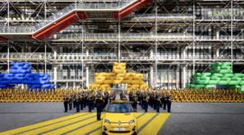 LE « WHAT THE FIVE SHOW » DE RENAULT A ELECTRISÉ LA PIAZZA DU CENTRE POMPIDOU POUR LE RETOUR DE LA NOUVELLE ICÔNE POP RENAULT R5 E-TECH ELECTRIC