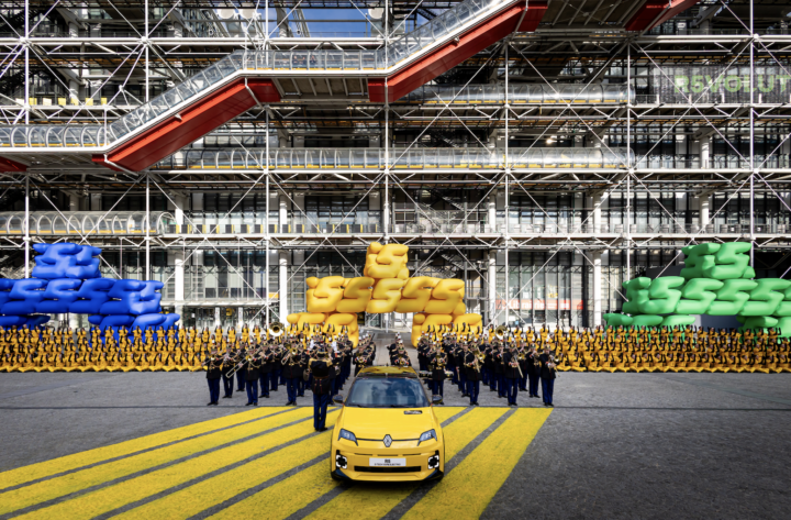 LE « WHAT THE FIVE SHOW » DE RENAULT A ELECTRISÉ LA PIAZZA DU CENTRE POMPIDOU POUR LE RETOUR DE LA NOUVELLE ICÔNE POP RENAULT R5 E-TECH ELECTRIC
