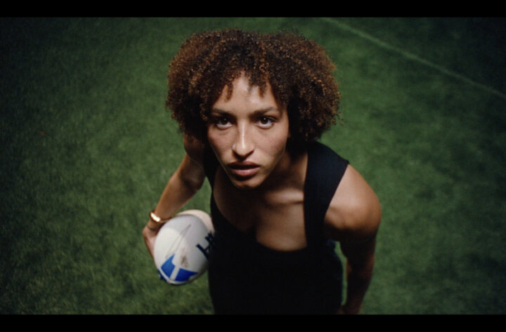 Rien n’arrête le rugby féminin avec AXA, première marque partenaire de la FFR à soutenir le rugby féminin de haut niveau, aux côtés de Publicis Conseil