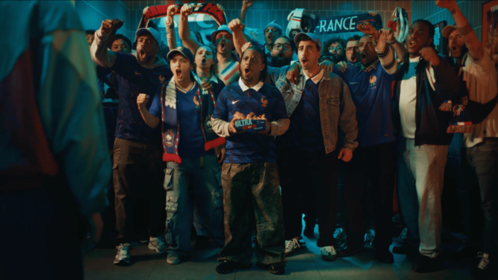 KFC FRANCE ET HAVAS PARIS RAMÈNENT LA BOX À LA MAISON AVEC LES SUPPORTERS DES BLEUS
