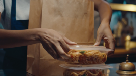 The Delivery, le nouveau film de Surfrider et ici Barbès : le combat contre les emballages à usage unique continue