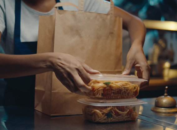 The Delivery, le nouveau film de Surfrider et ici Barbès : le combat contre les emballages à usage unique continue