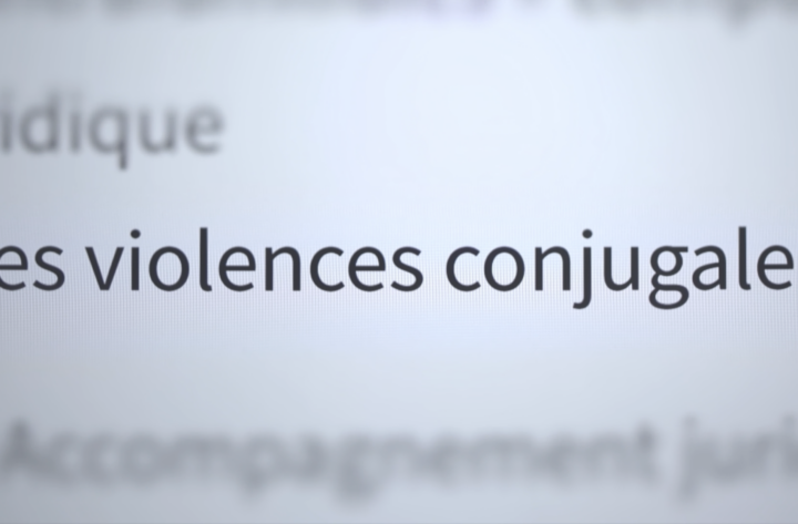AXA France et Publicis Conseil lancent « Trois mots qui peuvent tout changer » : une innovation pour reconnaître « les violences conjugales » comme un risque, au sein des contrats d’assurance habitation.