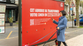 Campagne OOH événementielle – Generali transforme un abribus en salle de sport pour chiens pour encourager l’activité physique canine en ville.