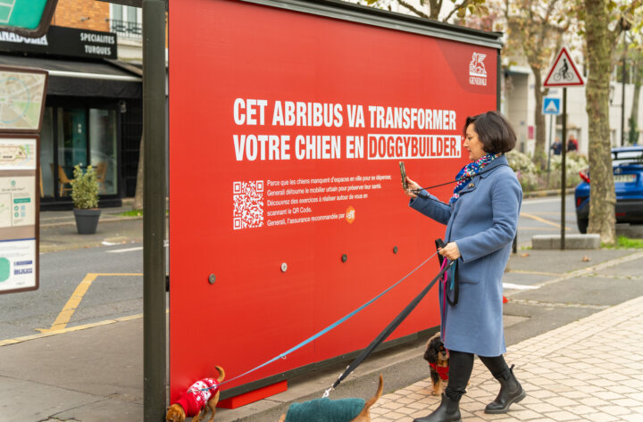 Campagne OOH événementielle – Generali transforme un abribus en salle de sport pour chiens pour encourager l’activité physique canine en ville.