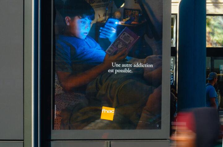 La Fnac lance une campagne sur son combat pour la reconquête de la lecture et nous montre qu’une autre addiction est possible.