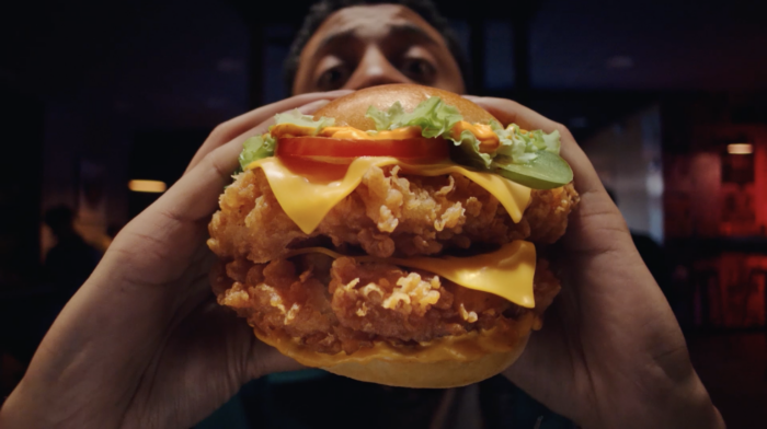 LE MASSIVE BURGER DE KFC : TELLEMENT GROS QU’ON NE VOIT PLUS QUE LUI.
