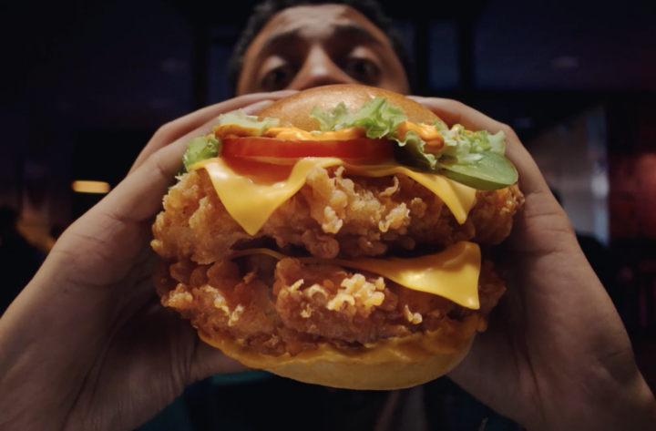 LE MASSIVE BURGER DE KFC : TELLEMENT GROS QU’ON NE VOIT PLUS QUE LUI.