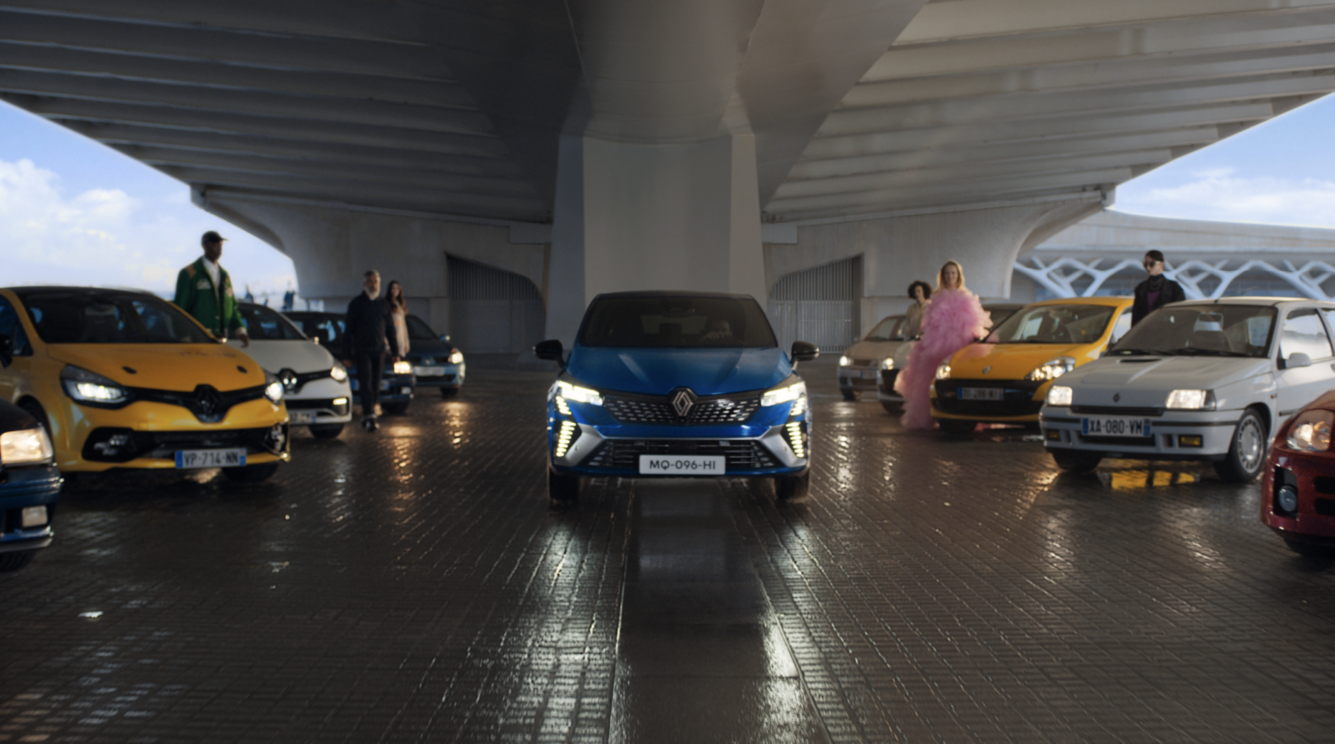 Nouvelle Renault Clio E-Tech full hybrid affirme sa modernité aux côtés  d'anciens modèles emblématiques - Renault - Publicis Conseil - agence  Publicité / communication / 360