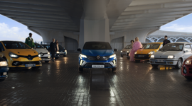 Nouvelle Renault Clio E-Tech full hybrid affirme sa modernité  aux côtés d’anciens modèles emblématiques