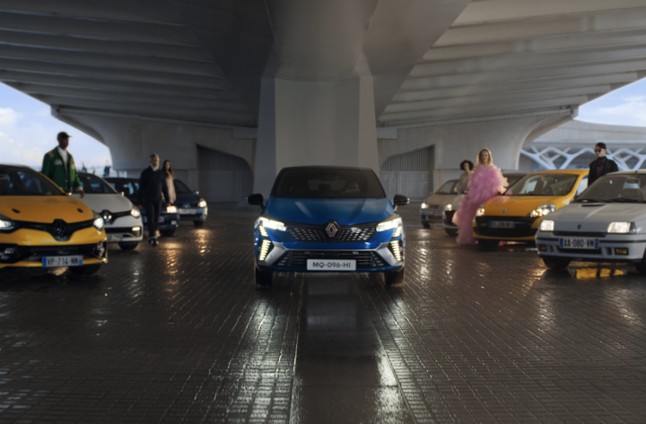Nouvelle Renault Clio E-Tech full hybrid affirme sa modernité  aux côtés d’anciens modèles emblématiques