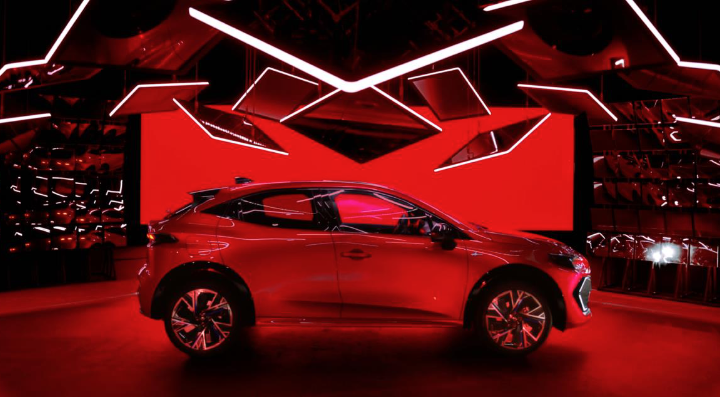 Love Redesigned, nouvelle Renault Clio full hybrid e-tech fait de nouveau battre les coeurs