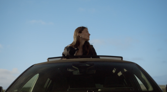 Sunroof : la nouvelle campagne de Renault 4 E Tech électrique « plein sud®»