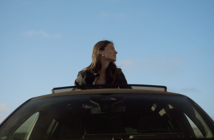 Sunroof : la nouvelle campagne de Renault 4 E Tech électrique « plein sud®»