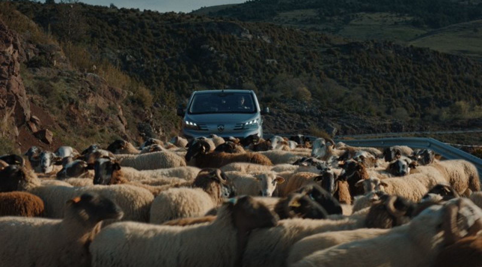 PEUGEOT au plus proche du quotidien des professionnels dans sa nouvelle campagne, imaginée par l’agence 777 France