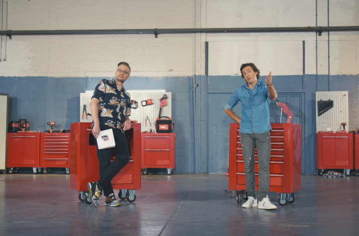 L’AGENCE TRACTION (GROUPE BETC) DÉMONTE, AVEC BRUCE JOUANNY ET LE TONE, UN UTILITAIRE CITROËN