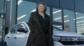 RENAULT GROUP LANCE “LES VOITURES DE FUTURE FONCTION” PAR CAREMAKERS, UNE INITIATIVE SOLIDAIRE EN FAVEUR DU RETOUR A L’EMPLOI DANS LES DÉSERTS DE MOBILITÉ