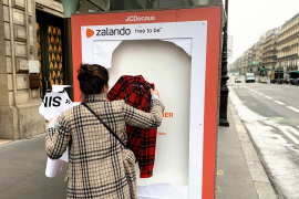Zalando et We Are Social déploient à Paris une opération « coup de poing » contre les diktats de la mode ✊#FreeToBe